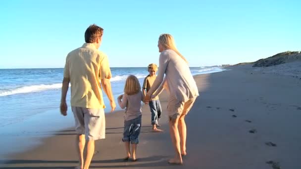 Giovane famiglia caucasica spiaggia divertimento
 - Filmati, video