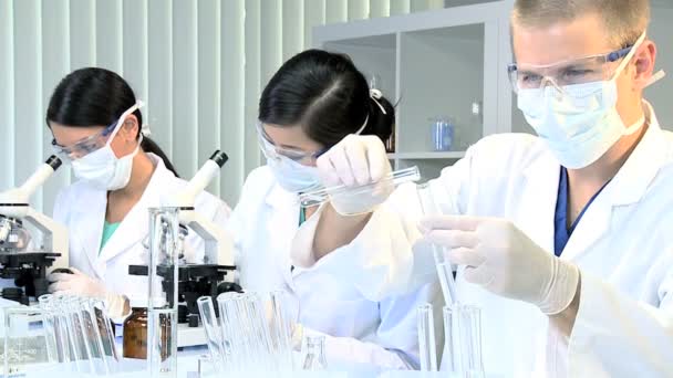 Kolme opiskelija lääkärit työskentelevät sairaalassa Laboratory
 - Materiaali, video