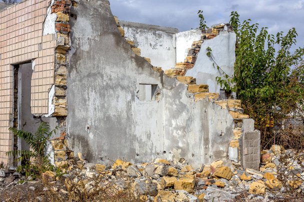 Paisaje con las ruinas de los antiguos edificios industriales. El interior de una fábrica abandonada con escombros y residuos. El colapso de la economía ucraniana. Odessa
 - Foto, imagen