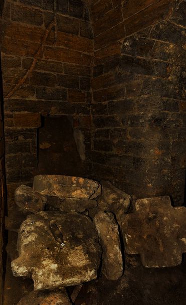 Bir yeraltı şarap mahzeni tünelde terk edilmiş bir. Yeraltı mezarlığı girişi. Zindan eski kalesine. Koyu evreleme için yaratıcı arka plan olarak. Antik zindan mistik iç - Fotoğraf, Görsel