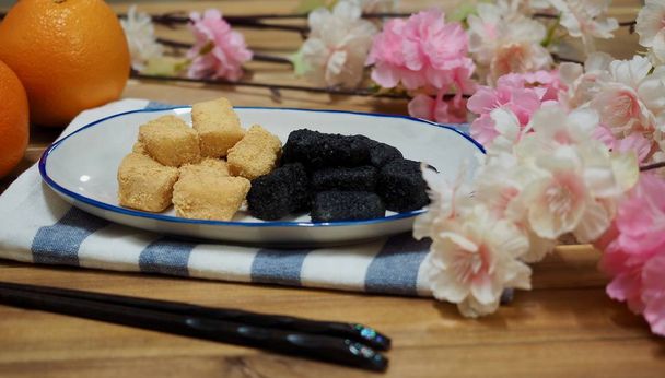 comida tradicional coreana Injeolmi, pastel de arroz
 - Foto, Imagen