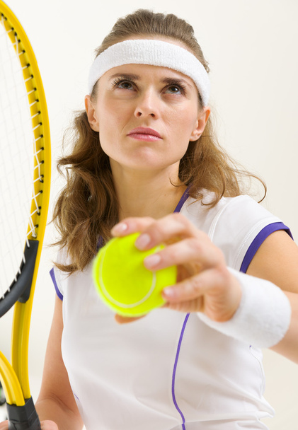 Portrait of confident tennis player ready to serve - Foto, Imagem
