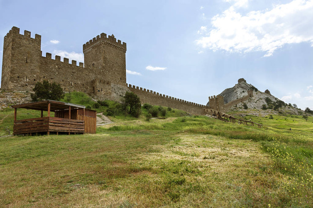 Die Ruinen der alten türkischen Festung auf der Krim, Sudak. Die Ruinen der antiken Stadt. Die Festung auf den Klippen. Zerstörte Mauer einer mittelalterlichen Festung. Überreste einer alten Festung - Foto, Bild