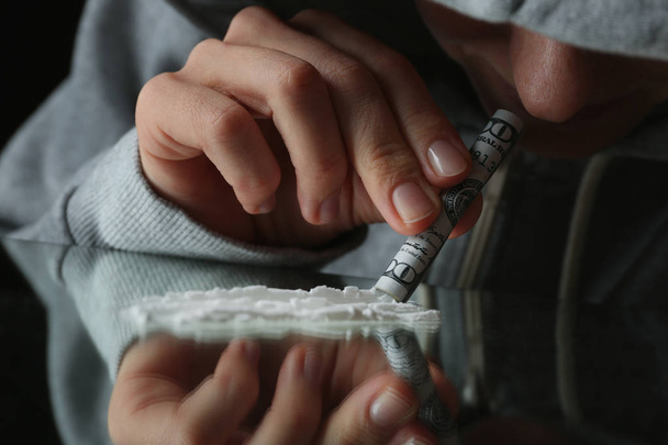 Drogově závislý užívání kokainu v detailním zobrazení tabulky - Fotografie, Obrázek