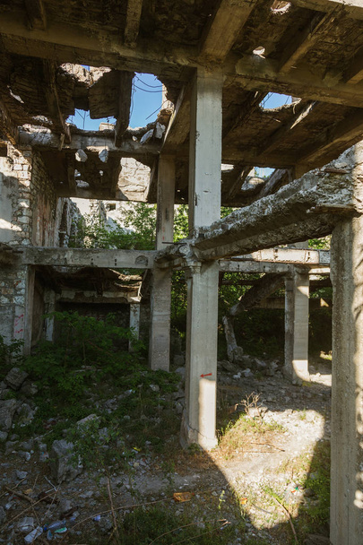 放棄された爆撃および破壊された建物を砲撃、爆発によって破壊されました。シェル、箇条書き、戦争で荒廃した建物の壁に破片の痕跡から穴を開けます。古い台無しにされた家 - 写真・画像