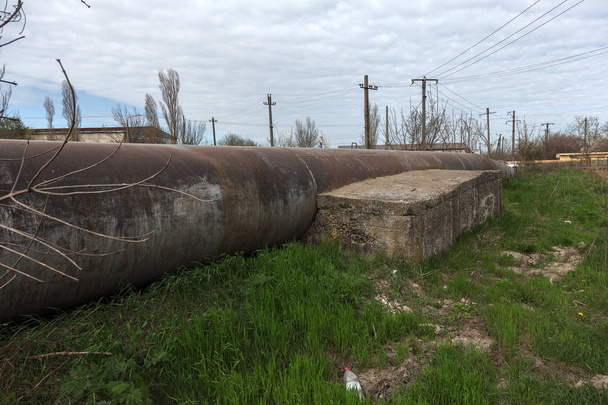 古い産業水田はこ、オデッサ、ウクライナ、2018 の古いさびた大きな鉄パイプ。都市の水供給のための大規模な使い古された鉄パイプ - 写真・画像