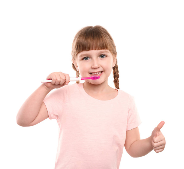 Menina escovando dentes no fundo da cor
 - Foto, Imagem
