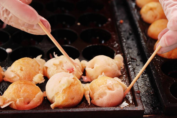 takoyaki ist köstliches japanisches Essen auf Pfanne - Foto, Bild