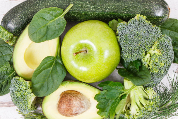 Świeże zielone owoce i warzywa zawierające błonnik, naturalne witaminy i minerały, koncepcja zdrowego odżywiania - Zdjęcie, obraz