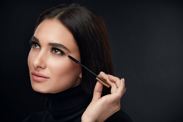 Beauty Makeup. Woman Face With Eyelashes Applying Black Mascara - Foto, immagini