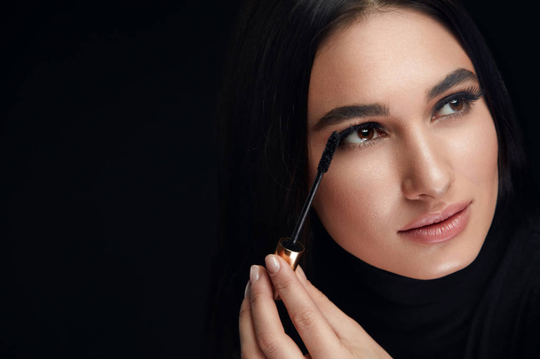 Mascara Makeup. Beauty Model Putting Black Mascara On Eyelashes - Zdjęcie, obraz