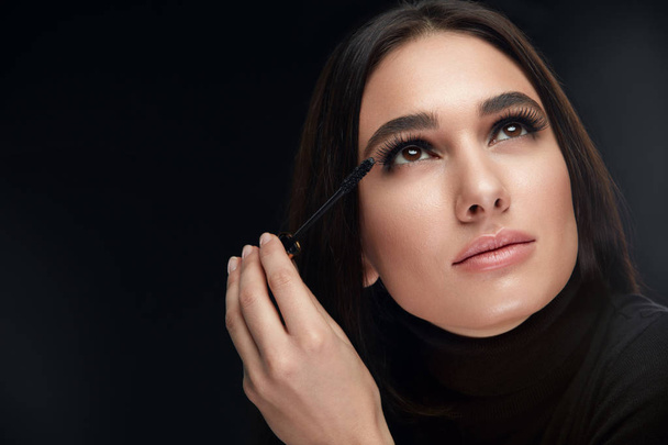 Mascara Makeup. Beauty Model Putting Black Mascara On Eyelashes - Foto, immagini