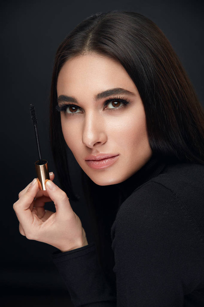 Makeup Cosmetics. Woman With Beauty Face Applying Black Mascara - Foto, Bild