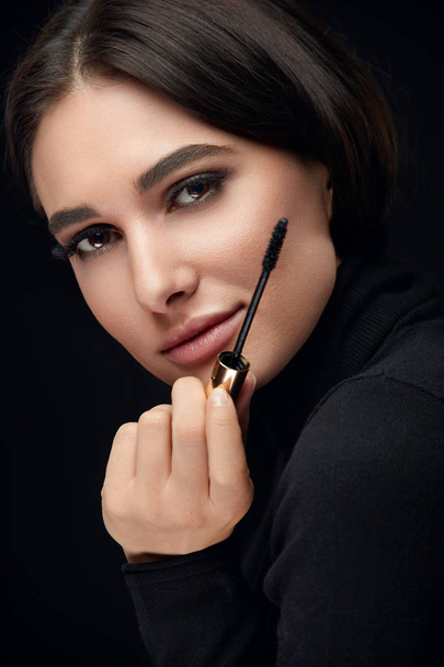Makeup Cosmetics. Woman With Beauty Face Applying Black Mascara - Fotó, kép