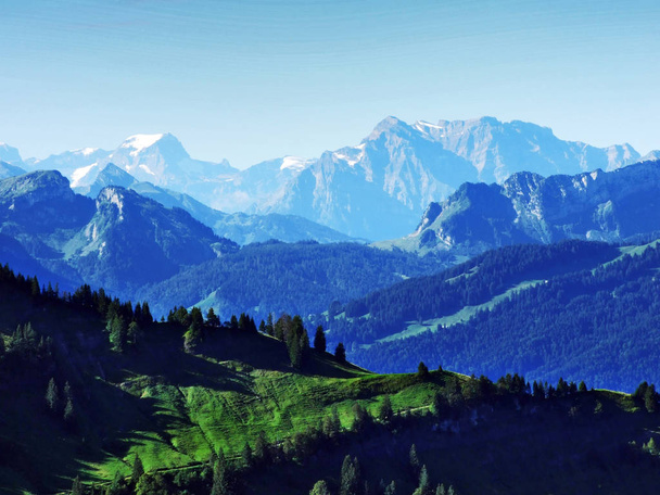 A detailed overview of Swiss Alpine peaks in the distance - Zdjęcie, obraz