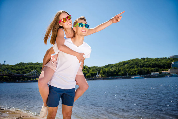 lustig funky Lifestyle romantisches Date am Meer Sommer Tourismus t - Foto, Bild