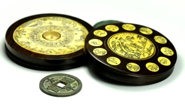 Chińskie Feng Shui kompas na Włączanie tabeli - Materiał filmowy, wideo