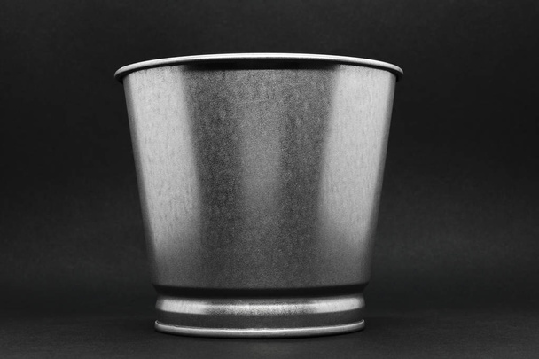 Balde de alumínio com espaço de cópia na superfície de fundo cinza
 - Foto, Imagem