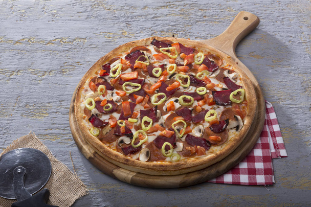 İtalyan biberli pizza jambon ile görünümünü kapat - Fotoğraf, Görsel