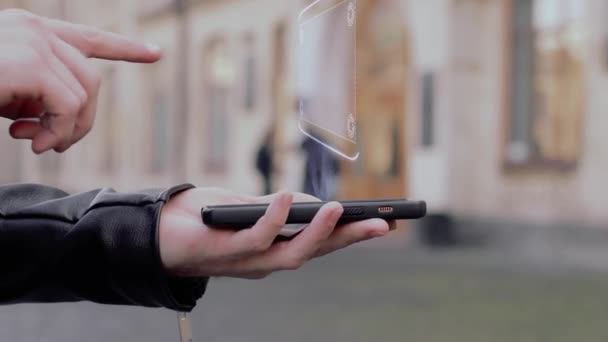 Las manos masculinas muestran en el teléfono inteligente HUD holograma conceptual Comercio electrónico
 - Metraje, vídeo