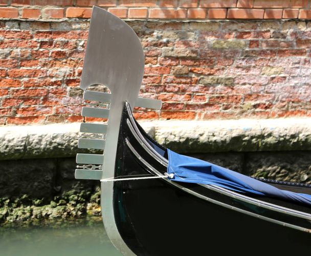 πλώρη του σκάφους για την μεταφορά τουριστών στη Βενετία, που ονομάζεται την Gondola. Το σχήμα της πλώρης αντιπροσωπεύει τις επτά περιοχές του νησιού που ονομάζεται Sestieri σε Ιταλική γλώσσα - Φωτογραφία, εικόνα