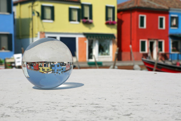 büyük cam küre Burano adası yakınlarında Venedik İtalya - Fotoğraf, Görsel