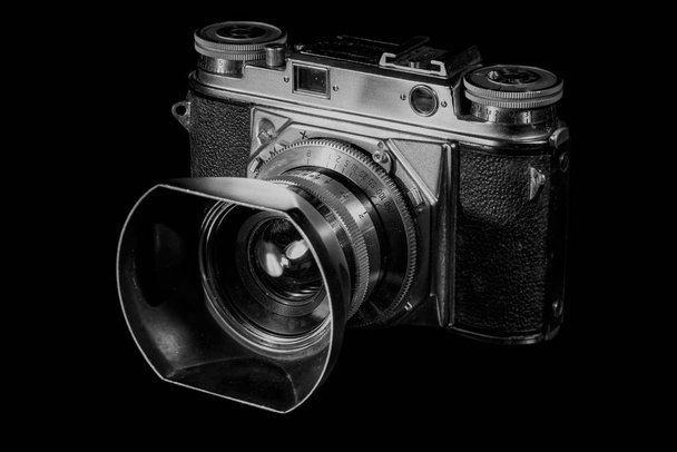 Siyah izole çok eski fotoğraf makinesi - Fotoğraf, Görsel