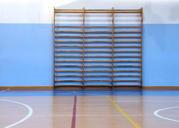 barras de pared de madera en el gran gimnasio vacío sin los atletas
 - Foto, Imagen
