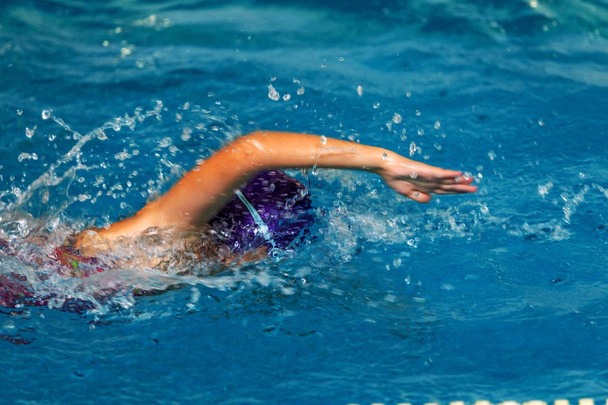 Abstrakti urheilutausta ei ole terävä. Uima-allas urheilussa taustana hämärtää mukava bokeh luovan suunnittelun urheilun ja elämäntavan TERVEYS
 - Valokuva, kuva