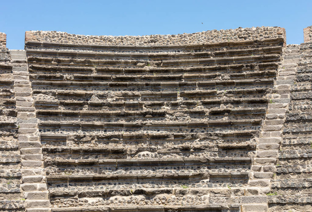  Древний город Помпеи, Италия. Малый театр в Помпеях. Этот театр имел крышу и, вероятно, использовался для музыкальных представлений и поэтических чтений - Фото, изображение