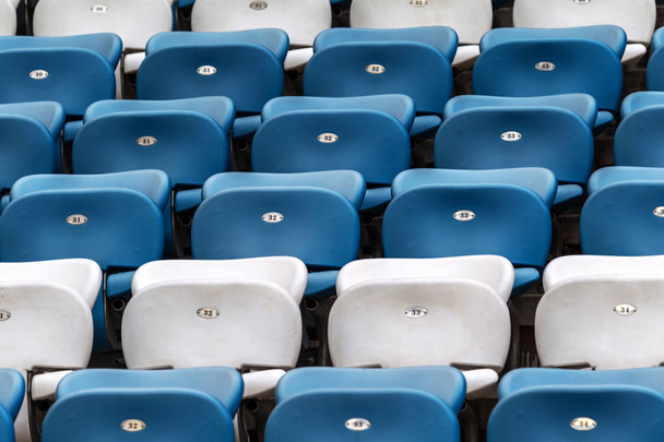 Muovi monivärinen istuimet katsojille amfiteatteri jalkapallostadionin. Stadionin tyhjien paikkojen käsitteellinen tausta
 - Valokuva, kuva