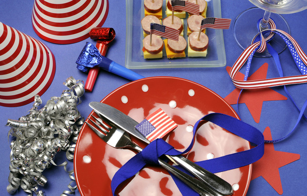 USA Happy Fourth 4th of July party table setting with flags, ribbons, polka dots, and stars and stripes decorations. - Foto, Imagem