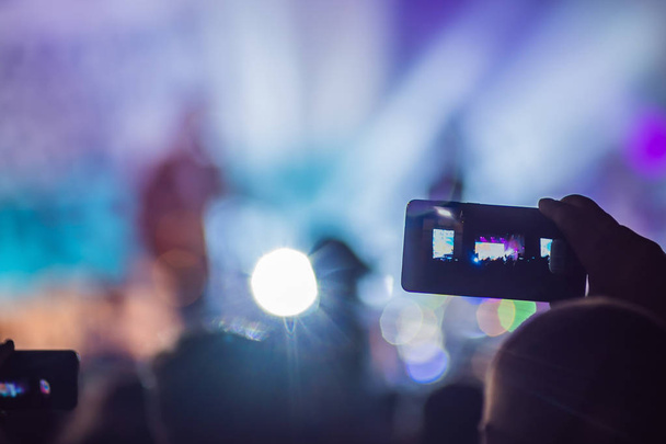 Fejlett mobil felvétel, jó koncertek és gyönyörű lámpa, őszinte képet a tömegben a rock koncert, közel a videofelvétel, smartphone, a vendégek használhatják a mozgatható fényképészet - Fotó, kép