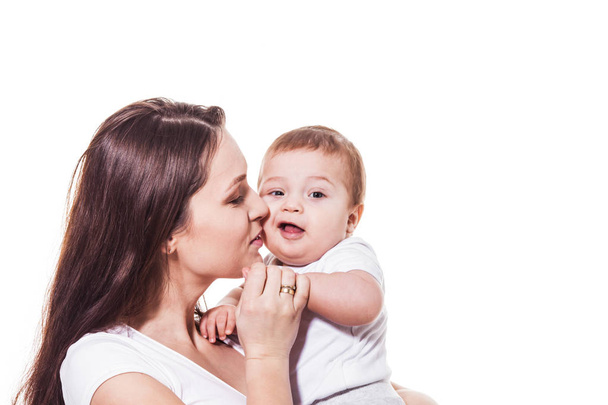 Porträt einer glücklichen Mutter und eines Kindes isoliert auf Weiß - Foto, Bild