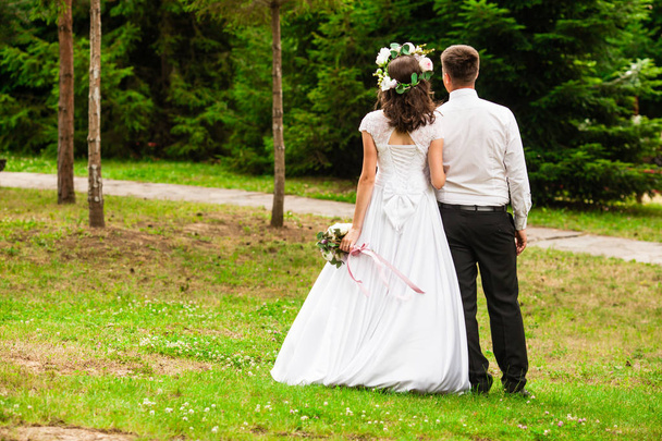 The bride gets married outdoors in the park - Φωτογραφία, εικόνα