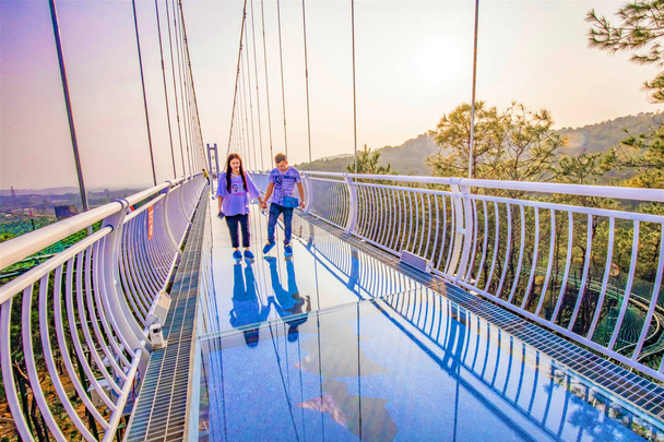 Turisták jelentenek a képek-egy üvegfenekű hídon naplementekor, Foshan City, Dél-Kínai Guangdong tartomány, 2018. December 16.. - Fotó, kép