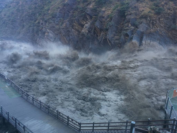 Landschap van de Tiger Leaping Gorge of Hutiaoxia unieke plek langs de Jinsha rivier na de komst van grote hoeveelheden water uit een meer gemaakt door aardverschuivingen op de grens van de provincie Sichuan en de Tibetaanse autonome regio in Shangri-La stad, L - Foto, afbeelding