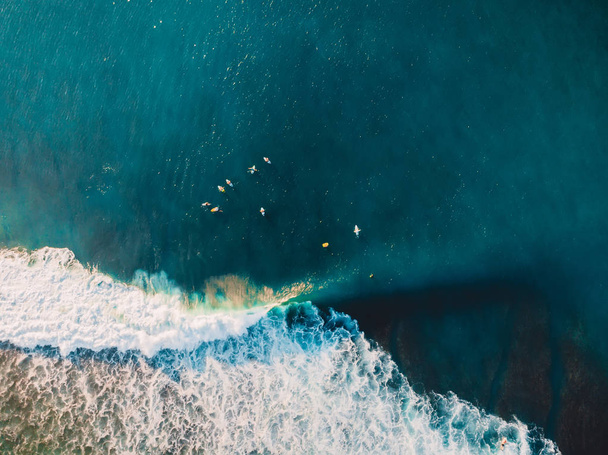 Сервіси в блакитному океані і ствольній хвилі. Вид з повітря з дроном
 - Фото, зображення