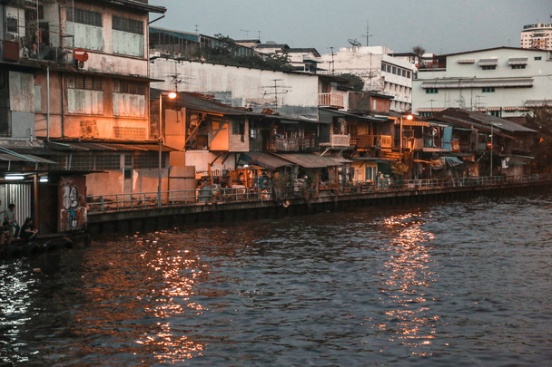 Seashore with housing slums - Foto, afbeelding