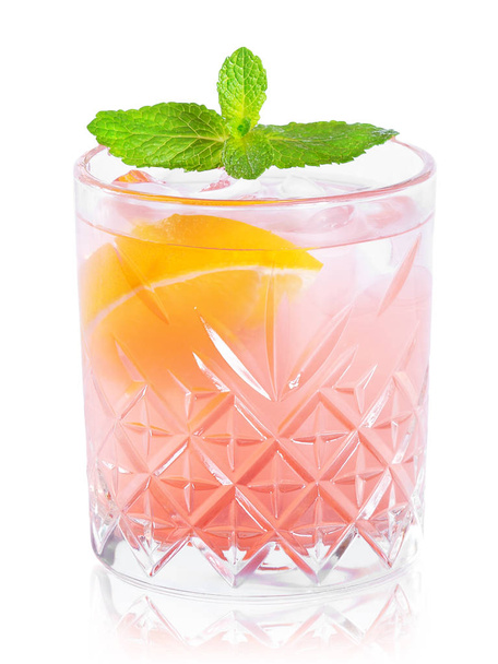 Glas cocktail met reflectie geïsoleerd op witte achtergrond - Foto, afbeelding