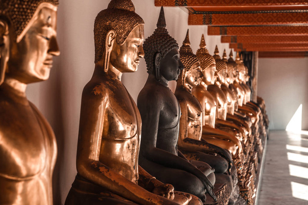 Molte statue buddha d'oro, Bangkok, Thailandia
  - Foto, immagini