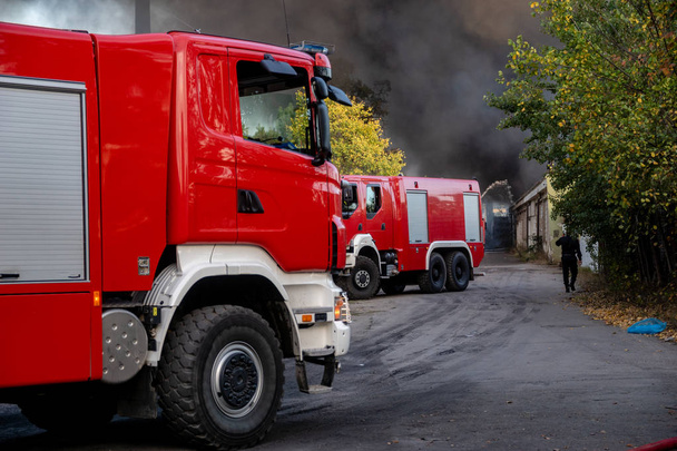 Caminhão de combate a incêndios em ação, incêndio, fumaça e chamas
 - Foto, Imagem