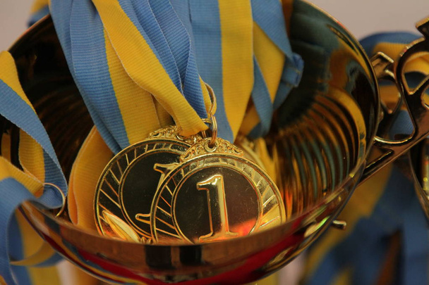 tiro de close-up de concessão de medalhas para o jogo final da liga de rugby escolar
 - Foto, Imagem