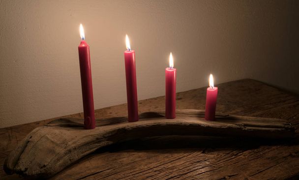 Adventní kalendář svíčky hoří v přírodní umělecké dílo z naplaveného dřeva  - Fotografie, Obrázek