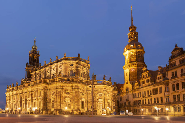 Собор Святої Трійці (Katholische Hofkirche) і замок Дрезден, Німеччина. - Фото, зображення