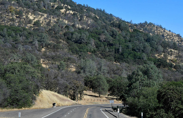 Modesto, Califórnia, EUA - 12 de julho de 2016: a paisagem e a estrada na área de Modesto
  - Foto, Imagem