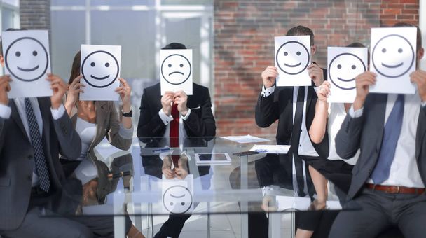 επιχειρηματική ομάδα με χαμογελαστά εικονίδια που κάθεται στο γραφείο - Φωτογραφία, εικόνα