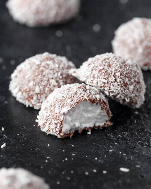 sladký mallow sněhové koule s čokolády a kokosu - Fotografie, Obrázek