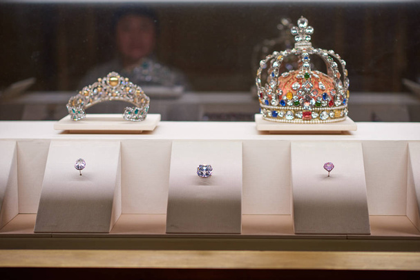 Роскошные бриллианты в музее Лувра. Короны на заднем плане. Париж, Франция
 - Фото, изображение