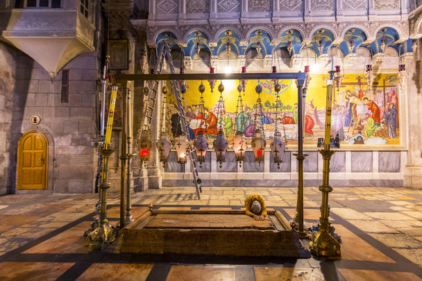 Pilgrim modlí na kámen pomazání nebo kámen pomazání, kostel svatého hrobu v Jeruzalémě, Izrael, Středním východě. - Fotografie, Obrázek